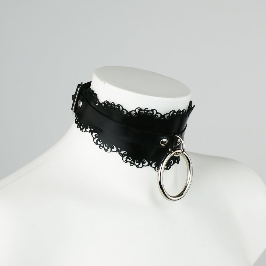 Amie Latex Lace Shaped O Ring Collier